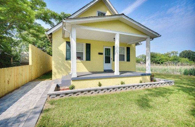Charming Newport News Cottage < 1 Mi to Ocean!