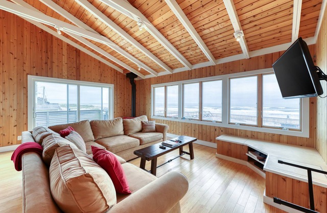 Encantadora casa a pasos de la playa con vista al mar y cubierta envolvente.