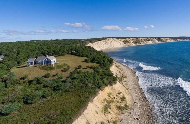 Charming Oceanfront Cottage in Chilmark