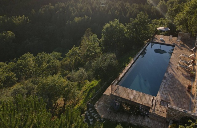 Encantadora casa de piedra antigua, gran piscina infinita, Umbría