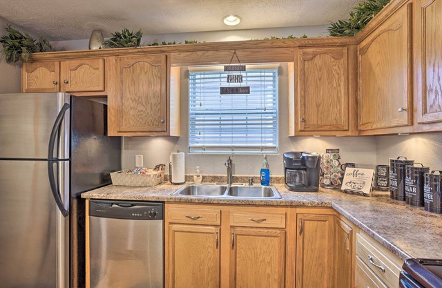 Charming Omaha Condo - 13 Miles to Downtown!