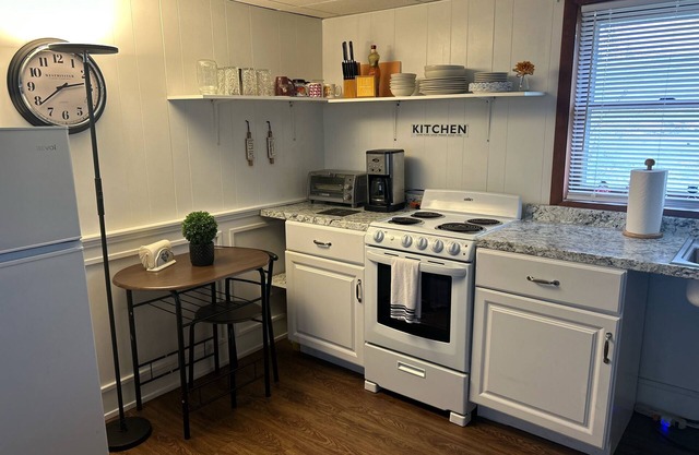 Charming one bedroom downstairs apartment with living room , kitchen, and Wi-Fi