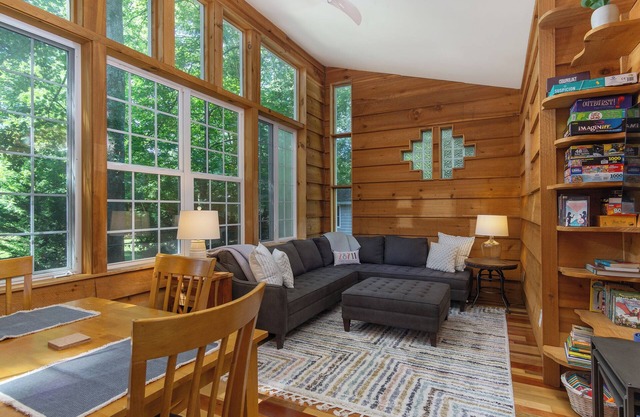 Charming Pet-Friendly Cottage Walkable to Town!
