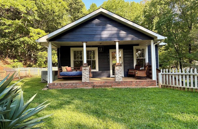 Charming pet-friendly Greenville house with mountain setting and fenced yard