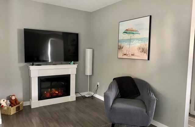 Charming pet friendly 2-bedroom family home in Canoe with WiFi and AC 🏳️‍🌈🏳️‍⚧️🇺🇦☮️