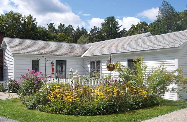 Charming Meadow View Cottage in heart of historic Dorset VT! Pet friendly!