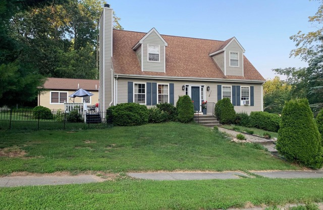 Charming pet friendly Mystic Cape Cod house.