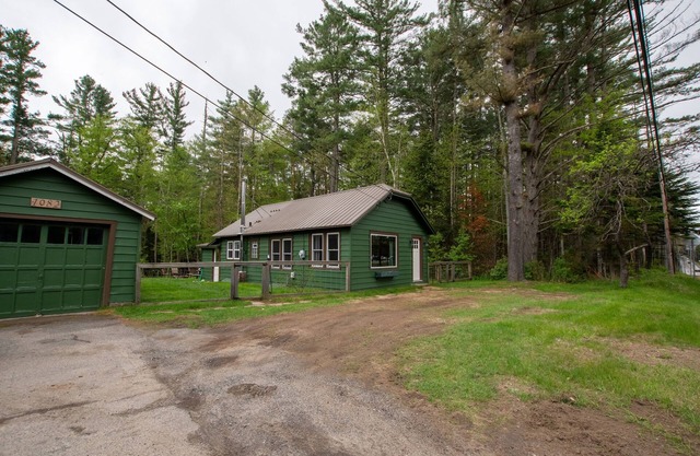 Charming pet friendly 2-bedroom cabin in Raybrook