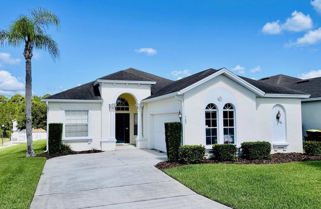 Charming Pool Home, with game room. 15 minutes from Disney parks.
