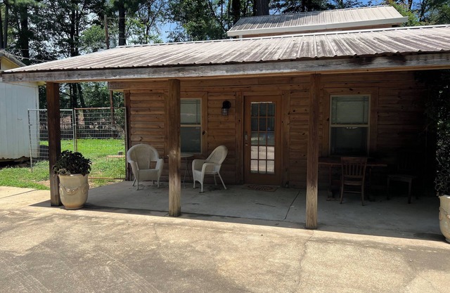 Charming private 2-bedroom cottage in Texarkana with WiFi, AC and peacocks!