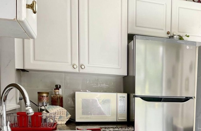 Charming private Entries one bedroom