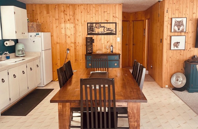 Charming Private Lakefront Cottage - Ideal for Nature Lovers & Fishermen