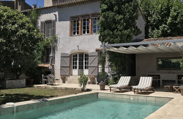 Propiedad con mucho encanto situado en un pueblo adorable con jardín privado y piscina.