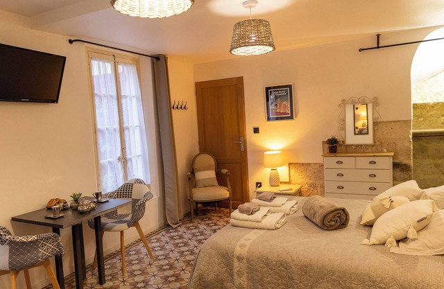 Encantador estudio provenzal con patio tranquilo. Alpilles