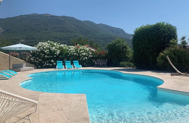 Villa de estilo provenzal con piscina nueva!