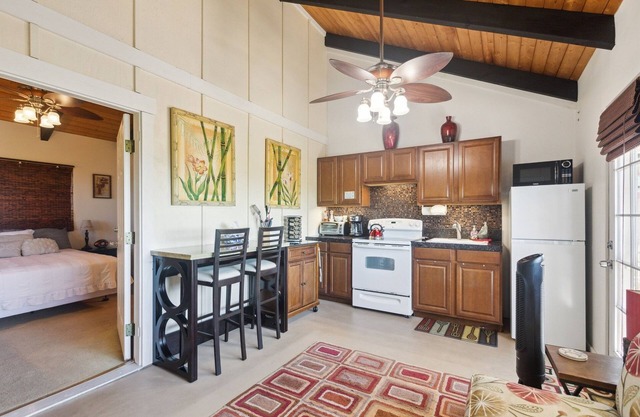 Charming Pu'ukala Sunset - Near Hiking And Golf 1 Bedroom Home by RedAwning