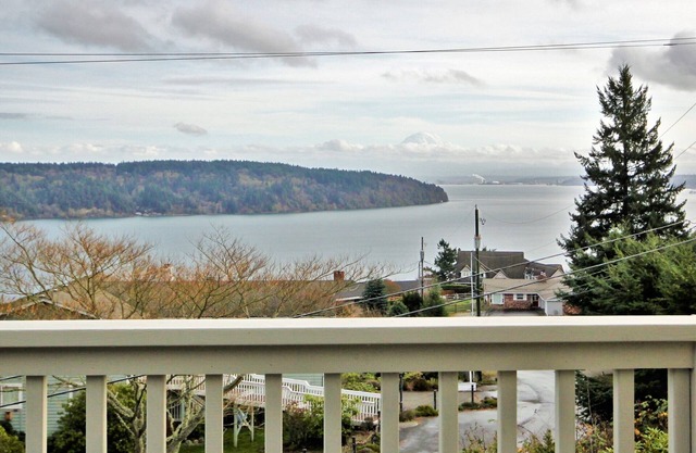 Puget Sound / Mt Rainier View House; 3BR 2. 5BA con playa privada y lanzamiento de embarcaciones / muelle