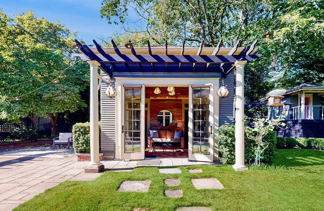 Charming Queen Anne Studio w/ Serene Garden, 1 Block to Kerry Park