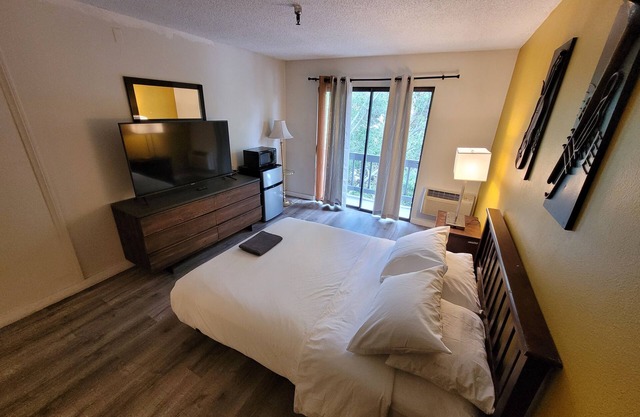 Charming Queen Bed Unit in lovely Beverly Hills with WiFi, AC