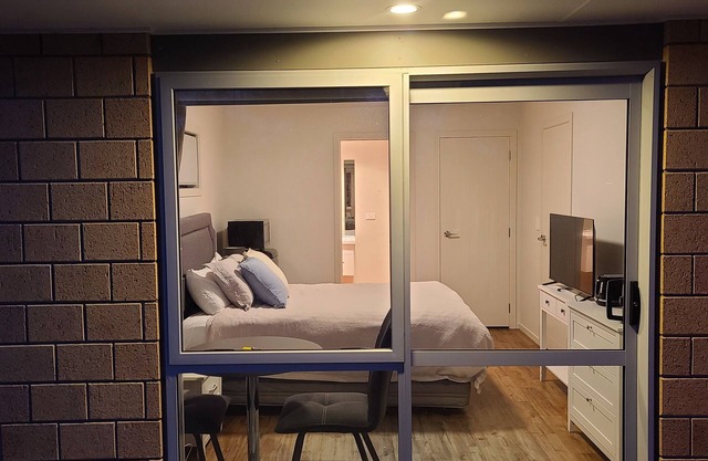 Charming Queen Bedroom Studio Near SH1 & Hampton Downs: Pet-Friendly!