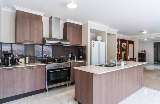Charming Queen Room in Spacious Point Cook Home