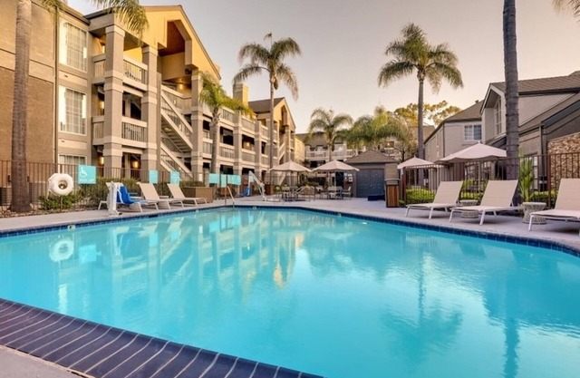 Charming Queen Stay! 4 Pet-Friendly Rooms w/ BBQ Area & Fresh Breakfast!