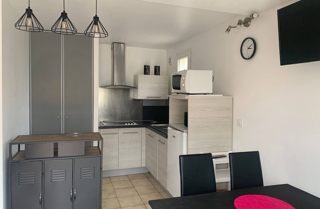 Charming Quiet House for 4 - Close to Ocean Beaches - Terrace & BBQ - Linen & Cleaning Included