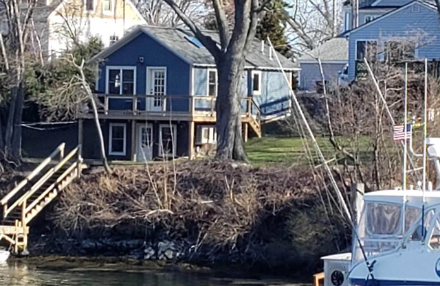 Charming, quiet waterfront cottage with WiFi, parking, on island by Portsmouth