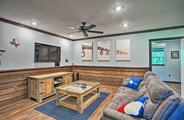 Charming Quitman Cabin < 2 Miles to Lake Fork