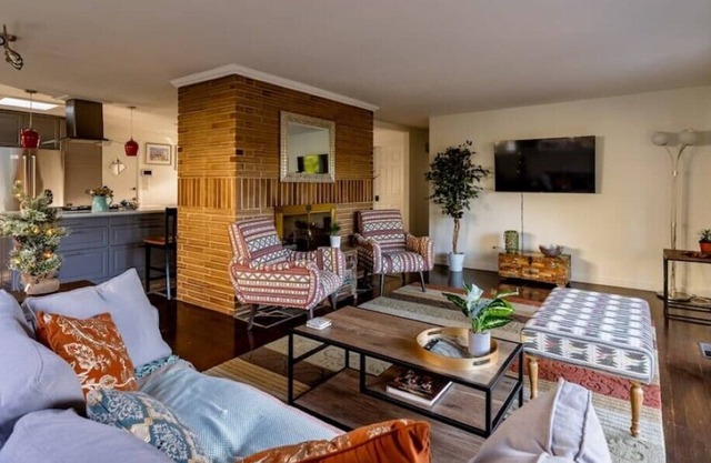 Charming Ravenna home at a great location - close to restaurants, shops, parks.