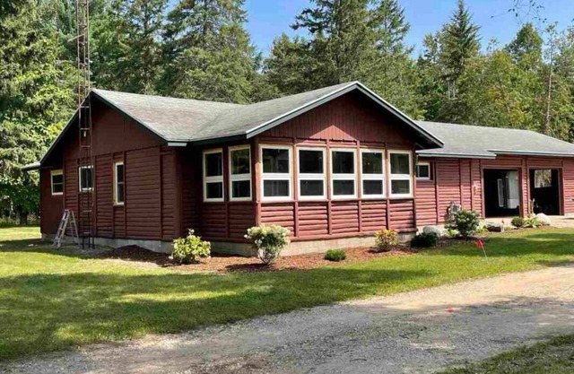 Charming Red Cabin in the woods. A perfect stay just 3 min from ski resort!