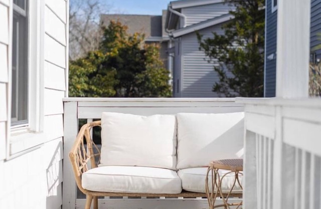 Charming Remodeled Carriage House close to beach.