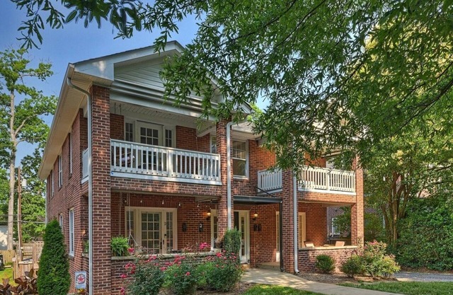 Charming Renovated 2 Bedroom Apartment in Charlotte - Dilworth Neighborhood