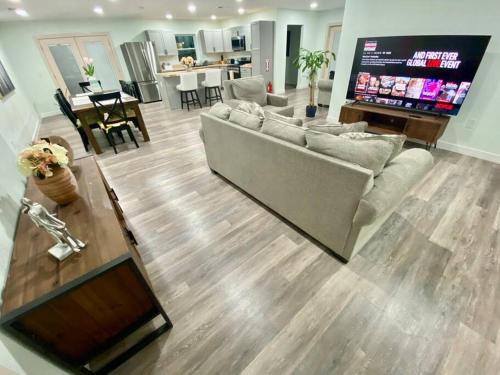 Charming renovated home with jetted tub/king beds