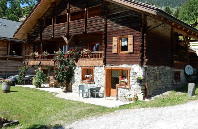 ALQUILER CON ENCANTO 5 * CON JACUZZI EN UNA GRANJA SABOYARD RENOVADA