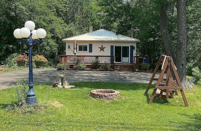 Charming rental within walking distance to public boat launch on Sage Lake!