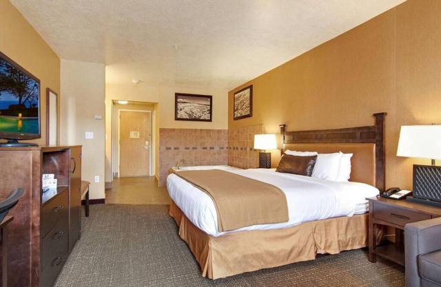 Charming Retreat amidst Nature! Free Breakfast. Indoor Pool, Free Parking!
