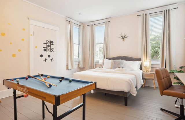 Charming Retreat 4BR w/ Pool table + Board games