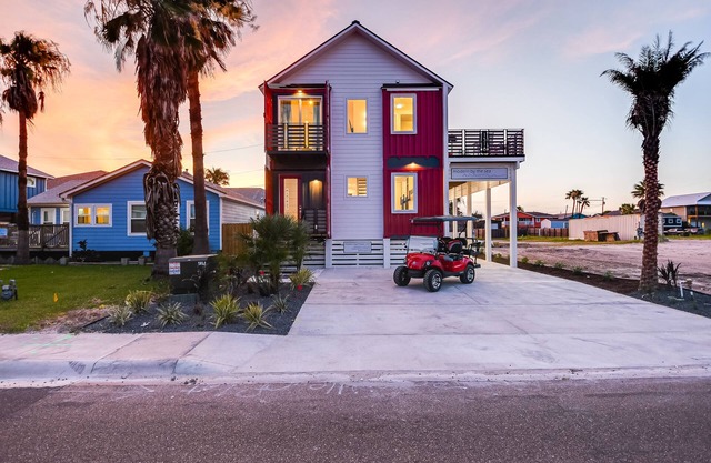 Charming Retreat, cocktail pool, walking distance to the beach!
