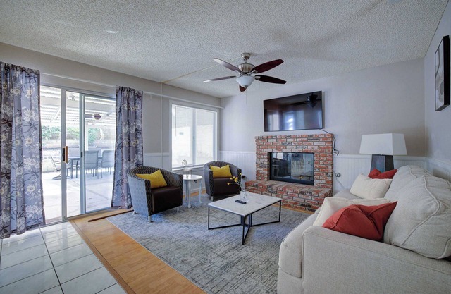 Charming Retreat on Elmhurst Drive - Perfect for Your Next Getaway Awaits #41613