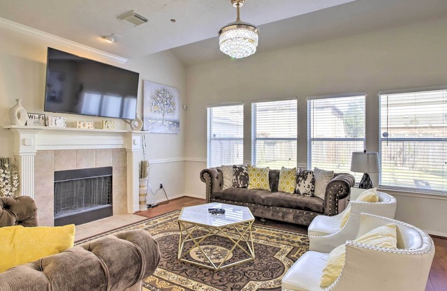 Charming Richmond House: Balcony and Yard!