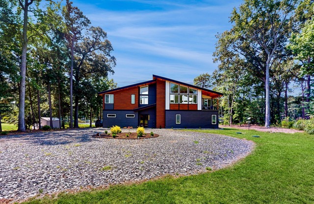 Charming Riverfront House with Stunning Views and Modern Amenities