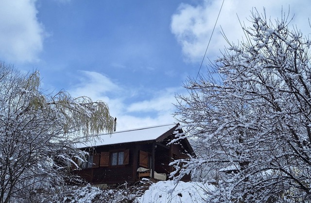 Charming 2-bedroom house with WiFi in Campulung Moldovenesc
