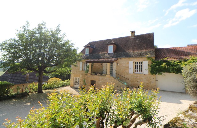 Charming Romantic Home With Large Garden & Pool