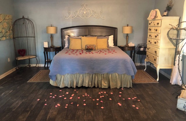 Charming romantic Guthrie cottage, hot tub, jacuzzi, homemade breakfast, massage