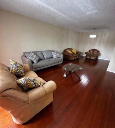 Charming Room In Brampton- 20 mins drive to airport, Plaza, Bus Stop at Walking Distance B4!