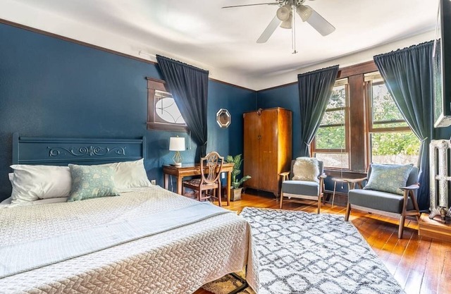 Charming Room in Historic Inn with Parking - Rm 4