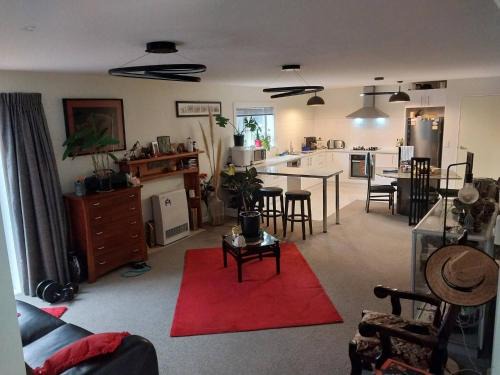 Charming Room in Wellingtons Coastal Heart