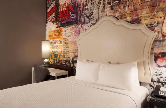 Charming Room Just Steps Away from The Fox Theater - Prime Location!