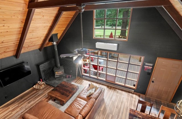 Charming, rustic cabin on the golf course